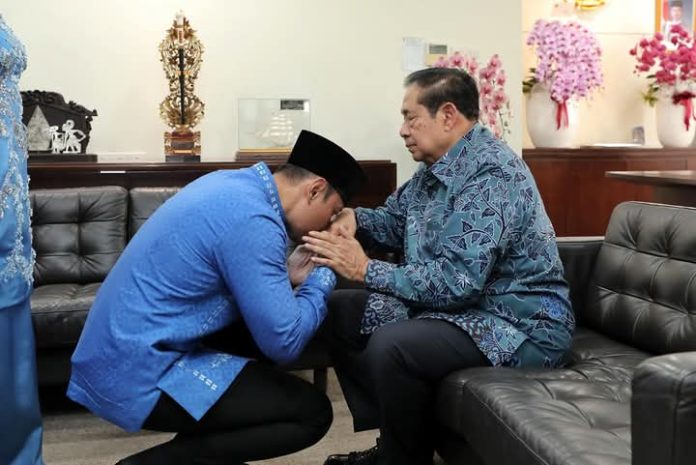 FB_IMG_1743418241669 FOTO: Menteri Koordinator Bidang Infrastruktur dan Pembangunan Kewilayahan, Agus Harimurti Yudhoyono bersilaturahmi ke kediaman Presiden RI ke 6 Susilo Bambang Yudhoyono (SBY). Senin (31/3). (Properti AHY)