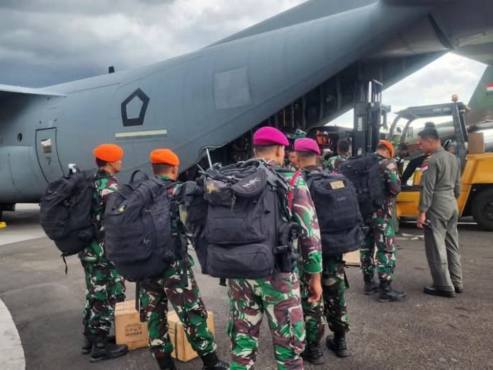 FB_IMG_1743448815628 FOTO: Batalyon Intai Amfibi 1 Marinir saat persiapan menuju Myanmar menggunakan Hercules TNI AU dari Bandara Halim Perdana Kusuma, Jakarta Timur. Senin siang (31/03/2025). (Foto istimewa).