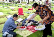 Menko AHY Ziarah Kubur ke Makam Ibu Negara RI 2004 – 2014 di Hari Raya IdulFitri FOTO: Agus Harimurti Yudhoyono bersama istri dan Presiden RI ke 6 Susilo Bambang Yudhoyono saat melakukan ziarah kubur di TMP Kalibata disuasana IdulFitri 1446 Hijriah/2025 Masehi. (Properti AHY)