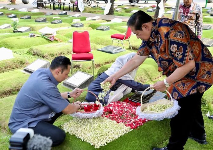 FB_IMG_1743583835397 FOTO: Agus Harimurti Yudhoyono bersama istri dan Presiden RI ke 6 Susilo Bambang Yudhoyono saat melakukan ziarah kubur di TMP Kalibata disuasana IdulFitri 1446 Hijriah/2025 Masehi. (Properti AHY)