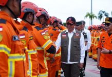 Pemerintah Indonesia Kirim Tim Kemanusiaan Ketanggapdarurat Bencana Gempa Bumi di Myanmar FOTO: Kepala BNPB Letjen TNI Suharyanto saat melepas Tim Kemanusiaan Ketanggapdarurat Bencana Gempa Bumi di Myanmar di Bandara Halim Perdanakusuma, Jakarta, Selasa, (1/4/2025).