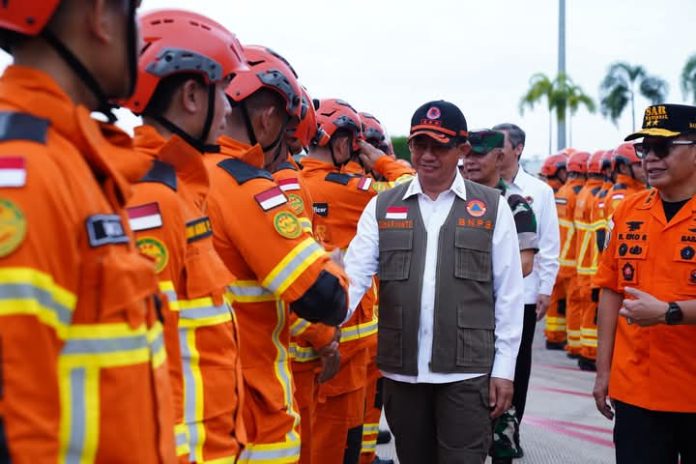 FOTO: Kepala BNPB Letjen TNI Suharyanto saat melepas Tim Kemanusiaan Ketanggapdarurat Bencana Gempa Bumi di Myanmar di Bandara Halim Perdanakusuma, Jakarta, Selasa, (1/4/2025).