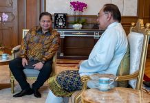Respon Kebijakan Ekonomi Politik AS, Airlangga Temui PM Malaysia FOTO: PM Malaysia, Anwar Ibrahim (kanan) saat menerima kunjungan Menteri Koordinator Bidang Perekonomian Republik Indonesia, Airlangga Hartarto di kantor Perdana Menteri Malaysia di Kuala lumpur. Jumat (4/4/2025). (Properti: Airlangga Hartarto via Facebook)