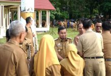 Hari Pertama Kerja Pasca Libur, Bappeda Parepare Semangat Ikut Apel Gabungan FOTO: Wali Kota, Tasming Hamid saat menyalami pejabat dan staf Badan Perencanaan Pembangunan Daerah (Bappeda) Kota Parepare kompak hadir 100 persen saat apel gabungan. (Properti Bappeda) Kota Parepare via Facebook)