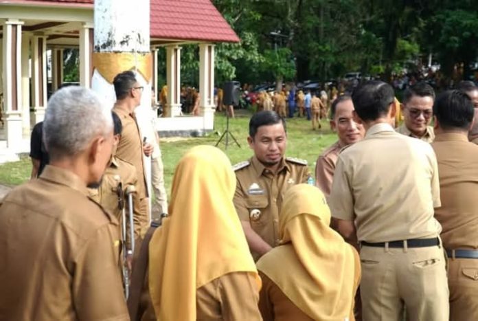FB_IMG_1744108777213 FOTO: Wali Kota, Tasming Hamid saat menyalami pejabat dan staf Badan Perencanaan Pembangunan Daerah (Bappeda) Kota Parepare kompak hadir 100 persen saat apel gabungan. (Properti Bappeda) Kota Parepare via Facebook)