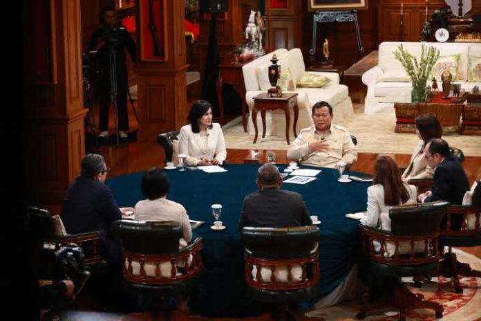 FB_IMG_1744110884876 FOTO: Presiden Prabowo Subianto dihadapan 7 wartawan senior di kediamannya, di Hambalang, Bogor, Jumat pekan lalu (6/4/2015).