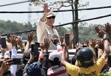 Penetapan Harga Gabah Kering, 50 Juta Petani Menerima Manfaat Kebijakan Presiden Prabowo FOTO: Presiden Prabowo Subianto menghadiri dan turut melakukan panen raya padi bersama di Desa Randegan Wetan, Kabupaten Majalengka, Provinsi Jawa Barat, pada Senin, 7 April 2025. (Properti by Seskab)