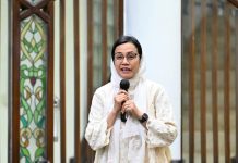 Menkeu Sri Sampaikan Duka Cita Atas Wafatnya Titiek Puspa FOTO: Menteri Keuangan (Menkeu) Sri Mulyani Indrawati saat pelaksanaan ibadah puasa ramadhan 1446 hijriah. (Properti Sri Mulyani Indrawati via Facebook)