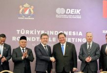 Di Turki Airlangga Hadiri Forum yang Digelar DEIK dan Kadin Indonesia FOTO: Menteri Koordinator Bidang Perekonomian Airlangga Hartarto saat menghadiri Turkiye-Indonesia CEO Roundtable Meeting di Ankara Turki, Jumat waktu setempat (11/4). (Properti via Facebook Airlangga Hartarto)