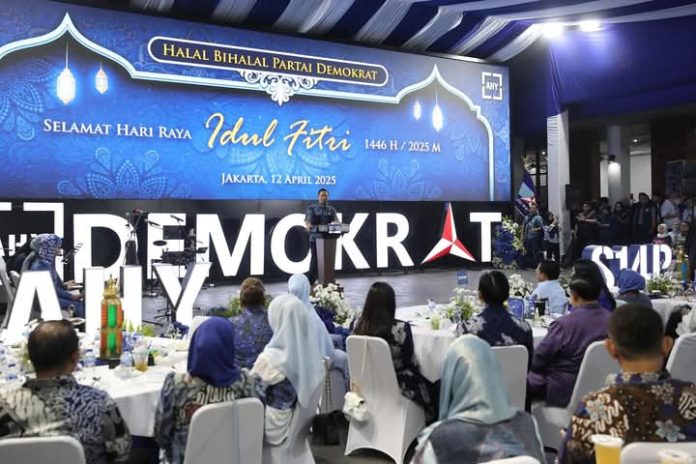FB_IMG_1744550827216 FOTO: Ketua Umum DPP Partai Demokrat Agus Harimurti Yudhoyono (AHY) saat pelaksanaan halal bihalal IdulFitri 1446 hijriah di Taman Proklamasi yang berada di kantor partai yang berlambangkan bintang mercy itu pada Sabtu malam (12/4/2025). (Properti AHY via Facebook)