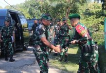 Pangdivif 2 Kostrad Tinjau Kesiapan Satgas di Perbatasan RI-RDTL, Perkuat Stabilitas dan Sinergi FOTO: Panglima Divisi Infanteri 2 Kostrad, Mayjen TNI Susilo, S.I.P., dalam rangka peninjauan medan (Jaumed) di wilayah perbatasan Kabupaten Belu dan Timor Leste, Minggu (6/4/2025). (Properti Divisi Infanteri 2 Kostrad)