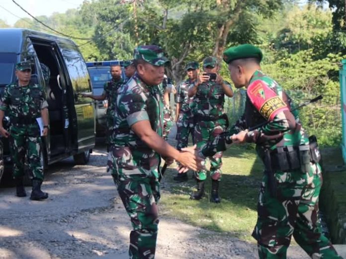 FB_IMG_1744556734748 FOTO: Panglima Divisi Infanteri 2 Kostrad, Mayjen TNI Susilo, S.I.P., dalam rangka peninjauan medan (Jaumed) di wilayah perbatasan Kabupaten Belu dan Timor Leste, Minggu (6/4/2025). (Properti Divisi Infanteri 2 Kostrad)