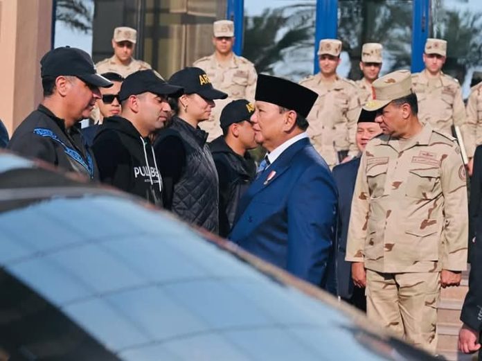 FB_IMG_1744556796725 FOTO: Presiden Republik Indonesia Prabowo Subianto dan Presiden Mesir Abdel Fattah El-Sisi melakukan kunjungan mendadak ke Akademi Militer (Akmil) Mesir di Kairo (12/4). (Sumber: BPMI Setpres)