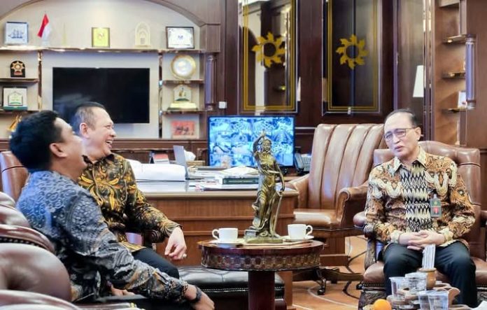 FB_IMG_1744556919707 FOTO: Anggota Komisi III DPR RI sekaligus Wakil Ketua Umum Partai Golkar Bambang Soesatyo bersama Ketua Mahkamah Agung (MA) Sunarto. (Properti Bambang Soesatyo)