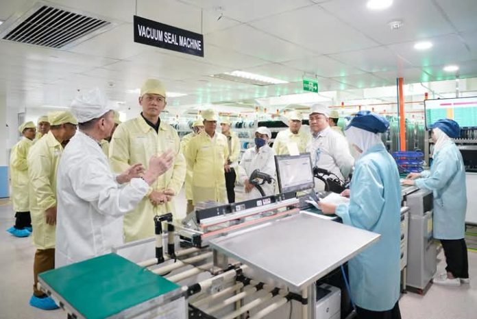 FB_IMG_1744744199240 FOTO: Menteri Koordinator Bidang Infrastruktur dan Pembangunan Kewilayahan, Agus Harimurti Yudhoyono saat berkunjung ke PT Sat Nusapersada, Tbk di Batam. (Properti AHY via Facebook)