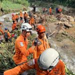 Cuaca Tak Menentu BNPB Ingatkan Pemerintah Daerah Siaga Tiap Waktu FOTO: Tim penyelamat dari BNPB saat melakukan kegiatan mitigasi bencana. (Properti BNPB via Facebook)