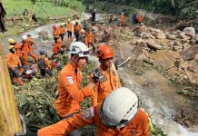 Cuaca Tak Menentu BNPB Ingatkan Pemerintah Daerah Siaga Tiap Waktu FOTO: Tim penyelamat dari BNPB saat melakukan kegiatan mitigasi bencana. (Properti BNPB via Facebook)