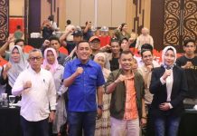 Hadir di Sosper, Pakar Desak Agar Perda Nomor 9 Tahun 2016 Segera Direvisi FOTO: Dr.Ir. Natsar Desi.,SP., M.Si.,IPM (Tengah) bersama anggota DPRD kota Makassar Dr. Tri Sulkarnain Ahmad (Baju jas biru) usai kegiatan sosialisasi Peraturan Daerah (Perda) Nomor 09 Tahun 2016 Tentang Perlindungan dan Pengelolaan Lingkungan Hidup di hotel Harper, Jl Perintis Makassar, Kecamatan Biringkanaya pada Rabu, 16 April 2025. (Properti via Facebook Dr Aloq)