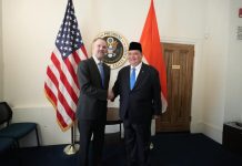 Menko Perekonomian Indonesia Bertemu USTR di AS Airlangga sebut Jawaban Negosiasi Tarif 60 Hari ke Kedepan FOTO: Menteri Koordinator (Menko) Bidang Perekonomian, Airlangga Hartarto bertemu dengan United State Trade Representative (USTR) Jamieson Greer di Amerika Serikat (AS). (Properti via Facebook Airlangga Hartarto)