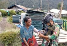 Menjangkau yang Terlupakan: TNI Hadir Membawa Sehat di Pelosok Papua Pegunungan FOTO: Personil Satgas Yonif 700/Wira Yudha Cakti (WYC) menggelar kegiatan pelayanan kesehatan gratis yang dilaksanakan langsung di depan Titik Kuat Dambet, Distrik Beoga, Kabupaten Puncak, Papua.(17/04). (Properti Puspen TNI)