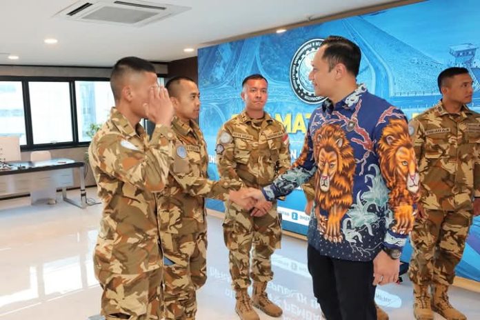 FB_IMG_1745504884716 FOTO: Menteri Koordinator Bidang Infrastruktur dan Pembangunan Kewilayahan (Menko Infra), Agus Harimurti Yudhoyono (AHY), Menerima pasukan perdamaian UNIFIL Kontingen Garuda di kantor Kemenkoinfra pada Rabu (23/4).