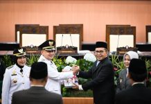 Beri Ucapan Selamat ke Pemkot Makassar Raih 8 Besar Nasional, DP: Layak dapat Parasamya Purna Nugraha Kali Kedua FOTO: Wali Kota Makassar 2025-2029 Munafri Arifuddin dan Mantan Wali Kota Makassar 2014-2024, Moh Ramdhan Pomanto atau 'Danny Pomanto' . (Properti by Facebook)