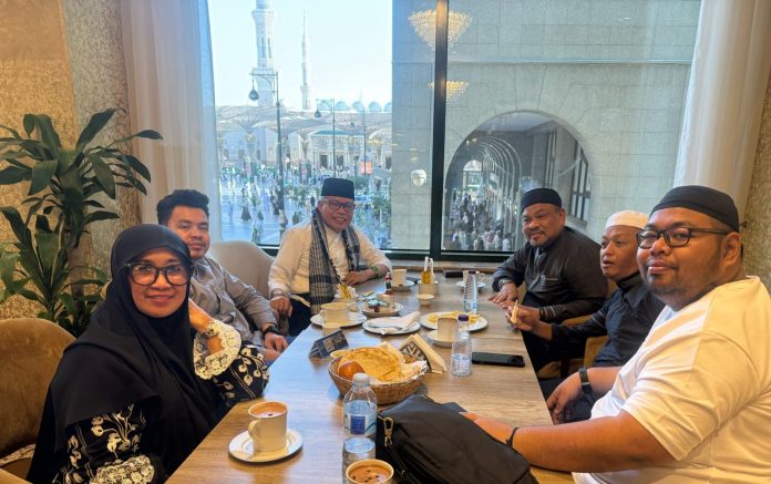 IMG-20250402-WA0097 FOTO: Taufan Pawe dan Ketua DPD II Golkar Bone dan Sidrap bersilaturahmi di Madinah usai menyelesaikan ibadah umroh di Mekkah, Arab Saudi. (Istimewa)