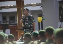 Satgas Yonif 323 Kostrad Akhiri Masa Tugas di Perbatasan Papua FOTO: Kepala Staf Divisi Infanteri (Kasdivif) 1 Kostrad, Brigjen TNI Vivin Alivianto, memimpin upacara purna tugas Satgas Yonif 323/Buaya Putih Kostrad, Kosektor Barat, dan Satgas Banmin Habema yang telah menyelesaikan tugas pengamanan perbatasan RI-Papua Nugini (PNG), bertempat di Lapangan Upacara Komando Lintas Laut Militer (Kolinlamil), Jakarta Utara. Minggu (30/3/2025).