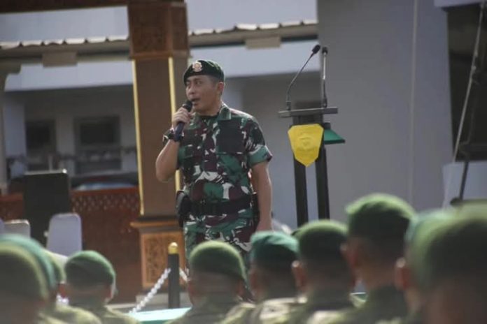FOTO: Kepala Staf Divisi Infanteri (Kasdivif) 1 Kostrad, Brigjen TNI Vivin Alivianto, memimpin upacara purna tugas Satgas Yonif 323/Buaya Putih Kostrad, Kosektor Barat, dan Satgas Banmin Habema yang telah menyelesaikan tugas pengamanan perbatasan RI-Papua Nugini (PNG), bertempat di Lapangan Upacara Komando Lintas Laut Militer (Kolinlamil), Jakarta Utara. Minggu (30/3/2025).