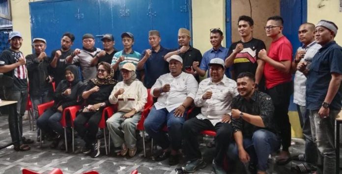 IMG-20250404-WA0007 FOTO: Ketua Umum, Hasidah S Lipung dan Ketua DPD GEMARI Sulsel, Mukramal dan Para pengurus usai menggelar pertemuan di Jalan Andalas No. 124, Kota Makassar. Kamis malam (3/4/2025).