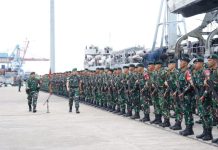 Ratusan Tentara Dikirim ke Perbatasan Papua dan PNG FOTO: Kasdam XII/Tanjungpura, Brigjen TNI Jannie Aldrin Siahaan, mewakili Pangdam XII/Tpr Mayjen TNI Jamallulael memimpin Upacara Pemberangkatan Satgas Pamtas RI-PNG Mobile di Pelabuhan Dwikora Pontianak (Dok: Pendam XII/Tpr)