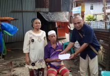 Wujud Kepedulian, Rektor Unhas Beri Bantuan untuk Korban Kebakaran di Pulau Barrang Lompo FOTO: Ishaq Rahman, S.IP, M.Si Kepala Bidang Hubungan Masyarakat, Kantor Sekretariat Rektor Universitas Hasanuddin saat menyerahkan bantuan dari Rektor Universitas Hasanuddin (Unhas), Prof. Dr. Ir. Jamaluddin Jompa, M.Sc, kepada Haji Sallu warga korban kebakaran di Kelurahan Barrang Lompo, Kecamatan Kepulauan Sangkarrang, Kota Makassar. (Properti Humas Unhas)