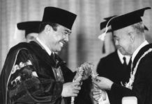 1963, Bung Karno ke Mahasiswa Unhas: Ilmu Harus Membakar Semangat, Kalian adalah Masa Depan Negeri ini..!!! FOTO: Prof. Arnold Mononutu, Rektor Universitas Hasanuddin (Kanan) promotor penganugerahan gelar Doctor Honoris Causa dalam bidang Ilmu Politik Hubungan Antar-Negara kepada Presiden Republik Indonesia Soekarno. (Properti via UnhasTV)