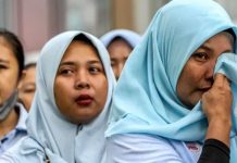 Resesi Ekonomi Hingga Industri di ‘Ujung Tanduk’ FOTO: Seorang pekerja pabrik tekstil menangis saat mendengarkan pidato perpisahan saat PHK massal, di Sukoharjo, Jawa Tengah, (28/02). (Getty Images Properti BBC)