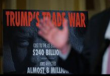 Apakah Kebijakan Trump dapat Meningkatkan Pengangguran dan Kemiskinan di Indonesia? FOTO: Sebuah tanda tentang 'Perang Dagang Trump'. (Getty Images Properti BBC)