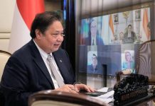 Ditengah Kebijakan Trump, Airlangga Ungkap isi Pembicaraan dengan Anggota Kongres AS FOTO: Menteri Koordinator Bidang Perekonomian Airlangga Hartarto saat melakukan video conference dengan anggota kongres amerika serikat dari partai Republik. (Properti Airlangga Hartarto via Facebook)