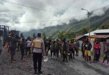 12 Warga Tewas Akibat Bentrok Antar Pendukung Cakada di Puncak Jaya FOTO: Petugas keamanan melerai kedua kubu pendukung yang terlibat konflik di Puncak Jaya. (foto: JPG)