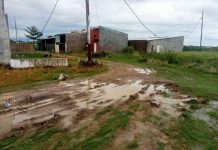 Saat Penghujan Perumahan Bersubsidi Rafli Akbar Residence Jeneponto ‘Bak Kubangan Kerbau’ Warga Mengeluh FOTO: Kondisi jalan utama perumahan Rafli Akbar Residence, Kecamatan Binamu, Jeneponto, bak kubangan kerbau. Foto direkam Ahad (6/4/2025).