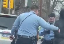 Viral Video Kepolisian Philadelphia di Amerika Serikat Aman Pria Bawa Senjata Api Saat Ummat Islam Salat IdulFitri FOTO: Hasil tangkap layar saat aparat kepolisian Philadelphia, Amerika Serikat mengamankan senjata api yang dibawa oleh seorang pria kulit putih.