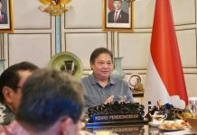 Menko Perekonomian Respons Tarif Timbal Balik Presiden AS, ini Kata Airlangga FOTO: Menteri Koordinator (Menko) Bidang Perekonomian Airlangga Hartarto menggelar rapat koordinasi terbatas (Rakortas) lanjutan secara virtual, terkait kebijakan tarif resiprokal Amerika Serikat (AS). Minggu (6/4/2024). (Properti via akun facebook Airlangga Hartarto)
