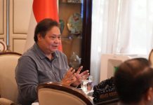 Airlangga Gelar Rakortas Merespons Tarif Timbal Balik Presiden AS FOTO: Menteri Koordinator (Menko) Bidang Perekonomian Airlangga Hartarto menggelar rapat koordinasi terbatas (Rakortas) lanjutan secara virtual, terkait kebijakan tarif resiprokal Amerika Serikat (AS). Minggu (6/4/2024). (Properti via akun facebook Airlangga Hartarto)