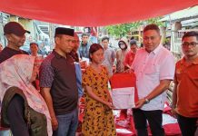 Gubernur Sulsel Serahkan Bantuan ke Korban Kebakaran di Makassar FOTO: Kepala Dinas (Kadis) Sosial Pemprov Sulsel, Abd. Malik Faisal saat menyerahkan bantuan dari gubernur kepada warga korban kebakaran di Jalan AR Dg Ngunjung, Kelurahan Rappokalling, Kecamatan Tallo, Kota Makassar. (Properti: Pemprov Sulsel)
