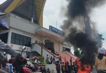 Dipukul Satpol Saat aksi di Kantor Bupati Toraja, Mahasiswa: Pemicunya Arogansi Wabup Aksi unjuk rasa Aliansi Masyarakat Pasar Makale, Tana Toraja, berujung ricuh di Kantor Bupati Tana Toraja, Selasa (8/4/2025).