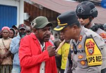 Polres Nabire Tak Berikan Izin Unjuk Rasa FIM-WP Soal Penutup PT Freeport Indonesia FOTO: Kiri koordinator Yance Pugao saat bernegosiasi dengan Kapolres Nabire AKBP Samuel Dominggus Tatiratu, SIK. (Properti: Polres Nabire via Facebook)