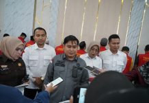 JPU Kejari Gowa Kembali Terima 3 Tersangka Kasus Uang Palsu FOTO: Kepala Seksi Penerangan Hukum Kejati Sulsel, Soetarmi saat memberikan keterangan persnya terkait 3 tersangka kasus uang palsu. Selasa (8/4)