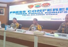 Dana Hibah ke Sinode GMIM Rp8.9 M, 4 Pejabat Daerah dan 1 Pendeta Jadi Tersangka FOTO: Kapolda Langie didampingi Wakapolda Brigjen. Pol. Drs. Bahagia Dachi, Dirkrimsus Kombes Pol Winardi, serta Kabid Humas AKBP Alamsyah Hasibuan dalam acara prescon di aula tribrata, Senin 7 April 2025) (Foto:Yudi/pilar)