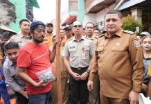 Warga Korban Kebakaran dapat Bantuan dari Wali Kota Makassar FOTO: Wali Kota Makassar, Munafri Arifuddin saat menyerahkan bantuan kepada warga korban kebakaran di kecamatan Tallo. (Properti via Facebook)