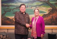 Dubes AS Temui Airlangga Diskusi Soal Kebijakan Presiden Donald Trump FOTO: Menteri Koordinator (Menko) Bidang Perekonomian, Airlangga Hartarto menerima kunjungan Duta Besar (Dubes) Amerika Serikat untuk Indonesia Ibu Kamala Shirin Lakhdhir di kantor Kemenko Perekonomian di Jakarta. Rabu (9/4). (Properti Airlangga Hartarto via Facebook).
