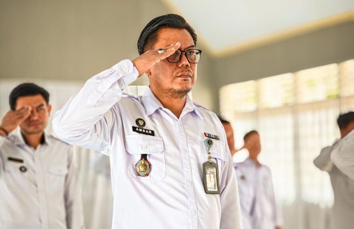 IMG-20250409-WA0217 FOTO: Amsar Kepala Rumah Tahanan Negara Kelas IIB Barru mengikuti secara virtual kegiatan Apel Pegawai dan Halal Bihalal 3 Kementerian yang terdiri dari Kementerian Hukum, Hak Asasi Manusia, Imigrasi dan pemasyarakatan, dalam wujud sinergi dalam kebersamaan yang terpusat di Jakarta. Rabu (9/4/2025).
