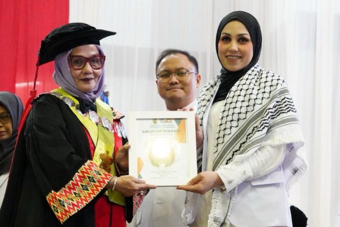 FOTO: dr. Hanadi Y.M. Shaheen, mahasiswi asal Palestina, berhasil meraih Predikat Lulusan Terbaik Program Profesi Dokter, dengan Indeks Prestasi Kumulatif (IPK) 3,89 dan predikat cum laude. (Properti Humas Unhas)